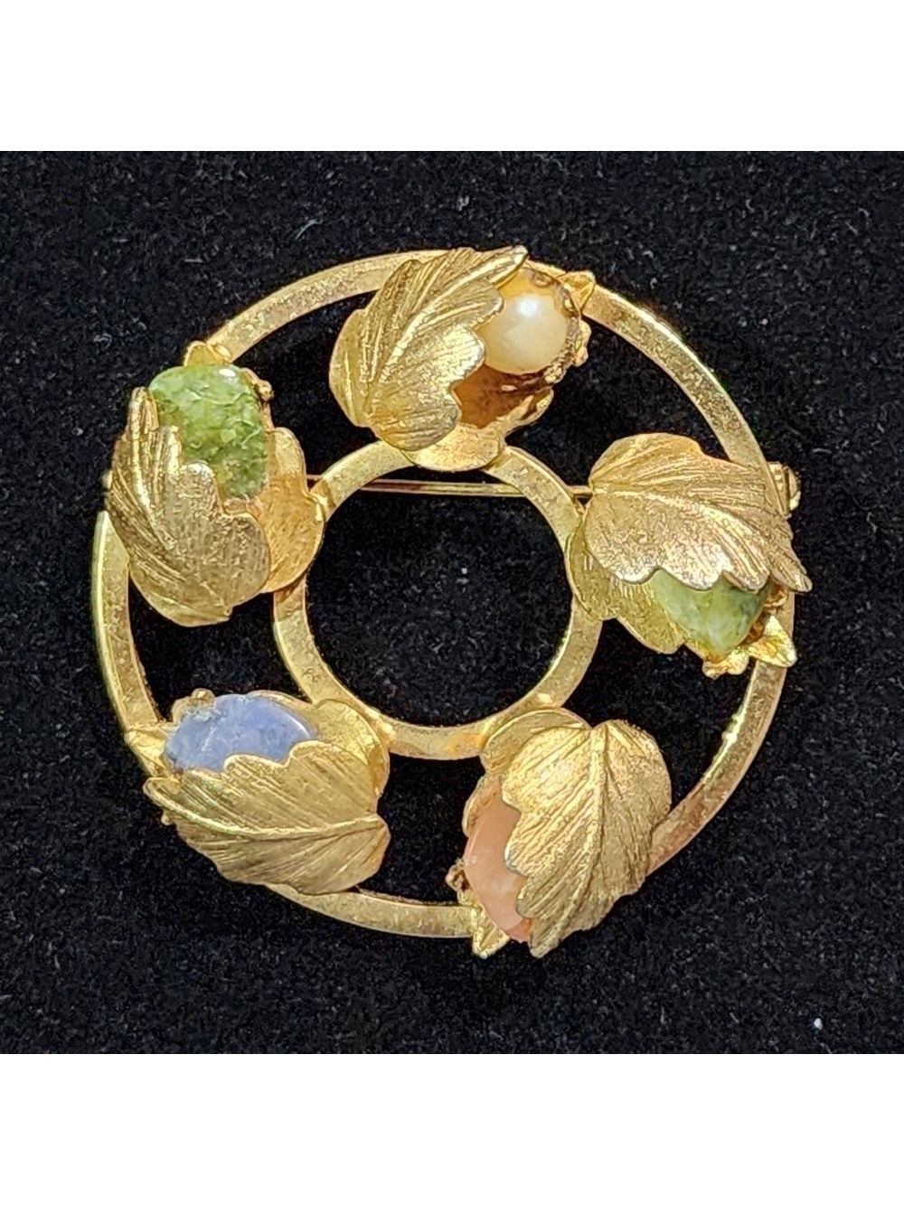 Sarah Coventry Vintage Goldtone semiprecious stone leaf wreath brooch pin